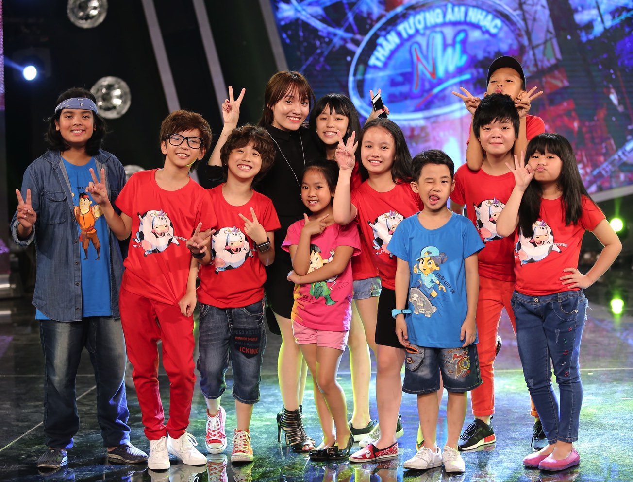 Quán quân Vietnam Idol siêu lòng cậu bé hát đám cưới Hồ Văn Cường