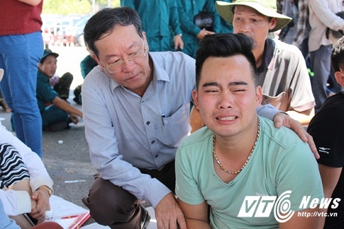  Nhiều người theo dõi sự việc không thể cầm được nước mắt khi chứng kiến vẻ mặt thất thần, sự đau đớn tuyệt vọng của cặp vợ chồng trẻ chờ tin hai con mất tích 