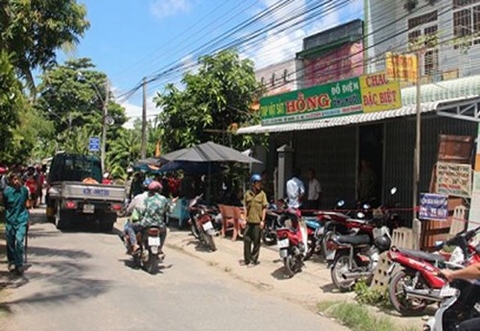Nghi vợ ngoại tình, chồng cuồng trí giết con rồi treo cổ tự tử