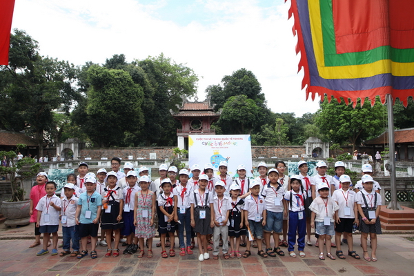 Các em nhỏ thăm quan Quốc Tử Giám