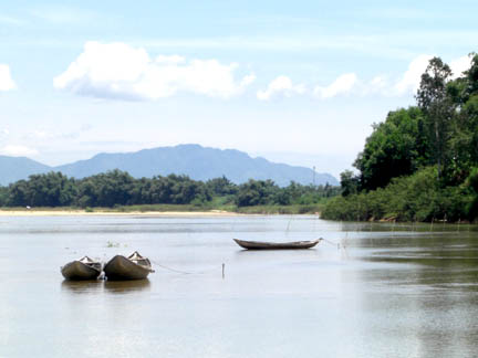 Bến Hà Nhai, nhìn từ giữa dòng Trà Khúc.