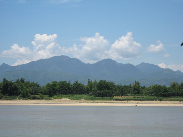 Núi Thạch Bích nhìn từ bến Hà Nhai