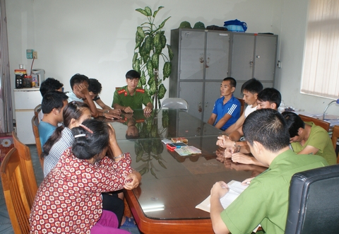 Các đối tượng đánh bạc bị bắt giữ tại Cơ quan Công an. Ảnh: Công an Quảng Ninh