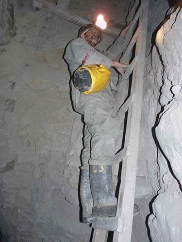 Leo trèo trong mỏ và chơi với chất nổ: Thị trấn bên núi Potosi ở Bolivia thực sự hút khách với mỏ bạc mở cửa cho khách du lịch tham quan. Tham gia tour này bạn có thể đi bộ, leo và bò trong những đường hầm tối, nơi những người thợ mỏ vẫn đang làm việc.