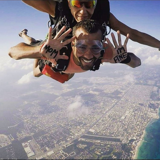 Quiñonez bỏ việc và bán xe để lên đường du lịch. Khi đến Cuba, điểm đến đầu tiên trên hành trình của mình, anh bắt đầu gặp khó khăn trong việc giữ liên lạc với gia đình.