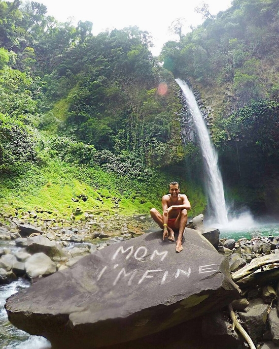 Jonathan Quiñonez chụp tại một dòng thác ở Costa Rica.