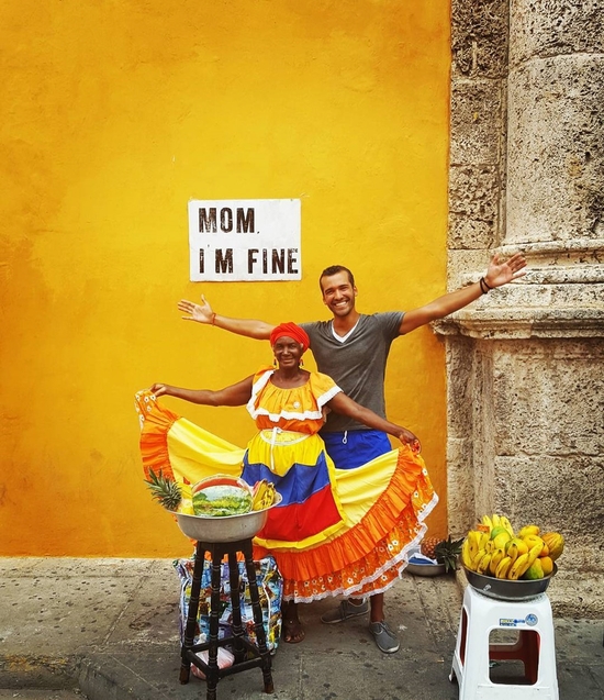 Jonathan Quiñonez cùng người dân Colombia.