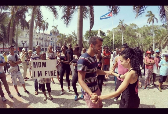 Nhảy salsa trên đường phố Havana, Cuba.