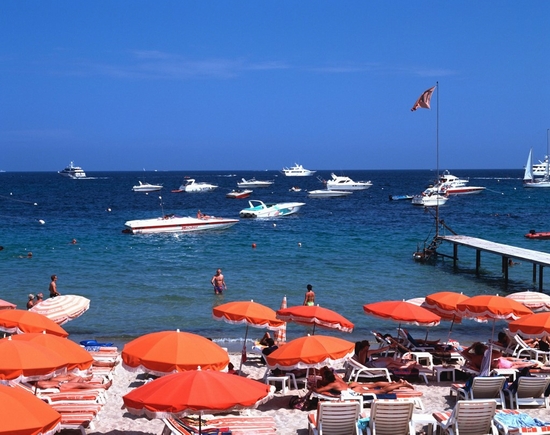 Plage de Tahiti, St. Tropez, Pháp: Trong cảnh đầu phim And God Created Woman (1956), Brigitte Bardot xuất hiện khỏa thân trên bãi biển ở vùng Riviera này.