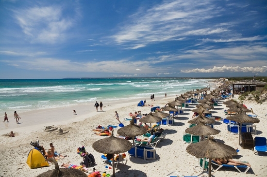 Es Trenc, Mallorca, Tây Ban Nha: Bãi biển tuyệt đẹp với cát trắng, nước nông và trong vắt là nơi hút du khách vào những ngày cuối tuần. Không giống như các bãi biển khác trong vùng, Es Trenc rất hoang sơ và tự nhiên. Phần giữa bãi biển là khu vực nude, nơi mọi người thoải mái chơi bóng chuyền bãi biển trong trang phục của Adam và Eva.