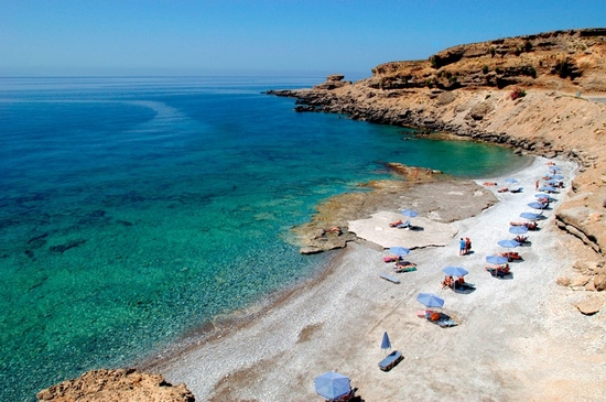 Filaki, Crete, Hy Lạp: Filaki và bãi Ammoudi liền kề là những bãi biển nude chính thức của đảo Crete. Bãi biển rải rác đá cuội mà không có cát. Chỉ cần xỏ một đôi giày đi bộ, bạn có thể khám phá vùng Plakakia hay phía đông Filaki, nơi có nhiều hang động cùng những con vịnh nhỏ nằm giữa những vách đá.