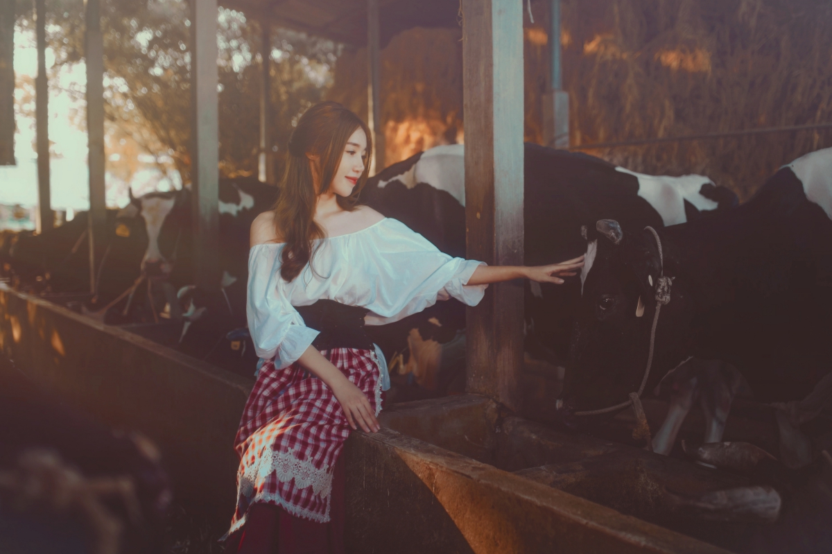&quot;Lọ lem&quot; Elly Trần buông lơi vai trần gợi cảm