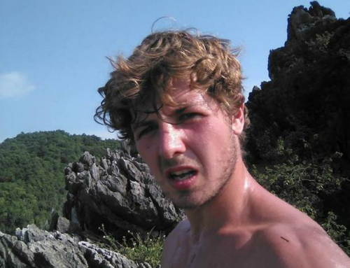 Aiden Webb sinh năm 1993, đến từ Norwich, Anh