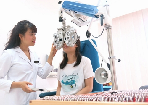 Chị Phạm Thu Nga được đo khúc xạ, thử kính để xác định độ cận – loạn thị một cách chính xác.