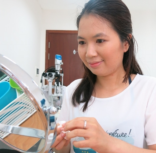 Chị Nga đã vô cùng hài lòng về thị lực chỉ sau 2 – 3 ngày sử dụng Ortho – K.