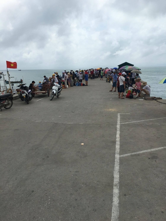 Đứng chờ tàu lúc 13h trưa giữa chang chang nắng.