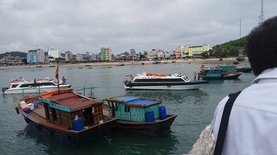 Chiếc tàu trắng, là tàu chở tác giả và đoàn ra đảo Cô Tô.