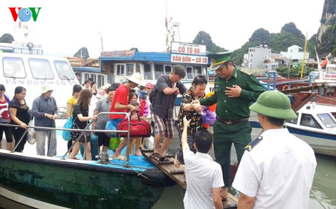 Hơn 2.000 du khách mắc kẹt ở Cô Tô được đưa vào đất liền