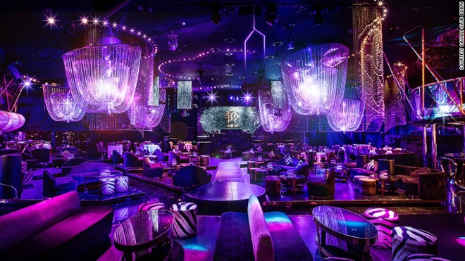 Cavalli Club Dubai Những chùm đèn trần ở nhà hàng Cavalli Club đều làm từ pha lê Swarovski với ánh sáng tím làm nổi bật cả không gian. Ngoài ra, nhà hàng còn có cả sân khấu với màn hình lớn chiếu các show diễn thời trang. Đây chắc chắn là một địa điểm thích hợp để tiệc tùng và du khách còn được thưởng thức bữa tối với 4 món ăn phong cách Italy. 