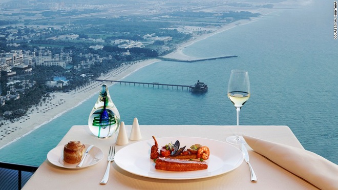 Al Muntaha Al Muntaha nằm trong tòa nhà cao và nổi tiếng bậc nhất thế giới - Burj Al Arab. Nhà hàng sang trọng với những bàn ăn phong cách châu Âu đương đại, nằm ở độ cao 200 m so với mực nước biển. Thực khách dùng bữa ở đây có thể thỏa sức ngắm nhìn biển trời Dubai.   