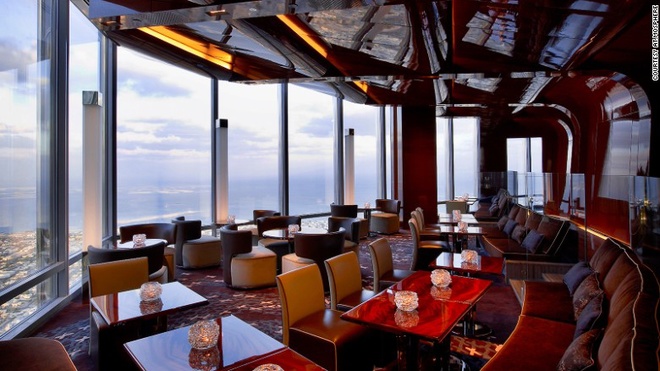 At.Mosphere Burj Khalifa Các bàn ăn ở đây đều cho phép khách ngắm cảnh mặt trời lặn khi dùng bữa nhờ các khung tường kính mở hết cỡ và nằm trong tòa nhà cao nhất thế giới - Burj Khalifa. Thực đơn bữa tối sẽ có nhiều món ăn từ đồ Nhật tới Australia để khách lựa chọn. 