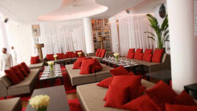 La Cantine du Faubourg Đây là một trong những nhà hàng Pháp mà du khách không thể bỏ qua nếu đặt chân tới Dubai xa xỉ. Các chi tiết trang trí màu trắng và trần cao tạo không gian ăn uống rất mời gọi. Tất nhiên thực khách sẽ được thưởng thức những món ăn hảo hạng nhất của Pháp như gan ngỗng, nấm truffle đen, hay trứng cá muối...