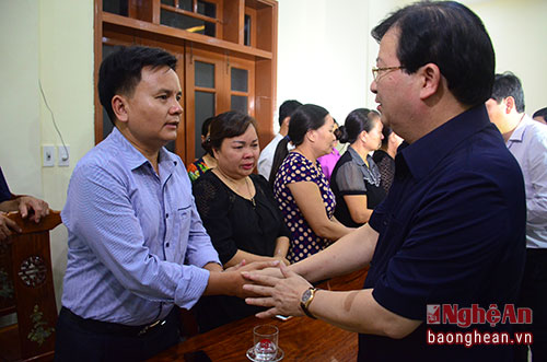  Anh Trần Minh Hùng (bên trái) nhận lời chia sẻ của Phó Thủ tướng Trịnh Đình Dũng. Thay mặt gia đình, anh Hùng gửi lời cảm ơn sâu sắc đến Đảng, Nhà nước, Quân đội và nhân dân cả nước đã nỗ lực tìm kiếm, động viên, chia sẻ nỗi mất mát của gia đình.