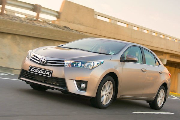Mua Toyota Vios, Corolla Altis được tặng bảo hiểm vật chất