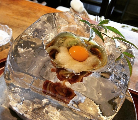 Món mì nổi tiếng nhất ở đây là inaniwa udon, gồm có ngải cứu ăn kèm mù tạt và lòng đỏ trứng sống. 