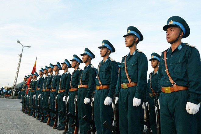 Đội danh dự Quân chủng Phòng không - Không quân chuẩn bị đón tàu tại cảng.