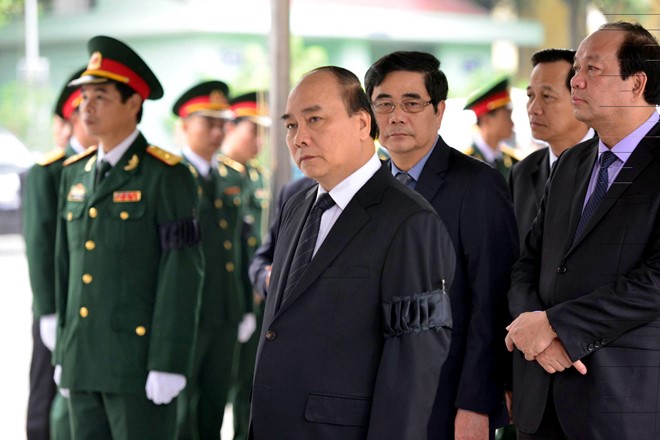Thủ tướng Nguyễn Xuân Phúc, Chủ tịch Quốc hội Nguyễn Thị Kim Ngân, Chủ tịch Ủy ban Trung ương MTTQ Nguyễn Thiện Nhân dẫn đầu các đoàn. Tiếp đó là đoàn của Bộ Công an...