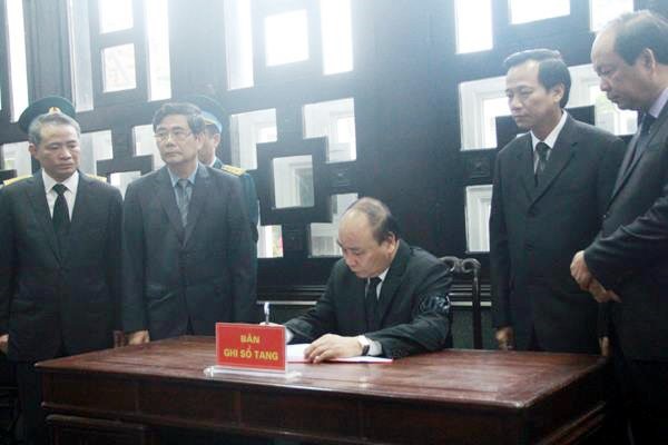 Thủ tướng Nguyễn Xuân Phúc viết sổ tang