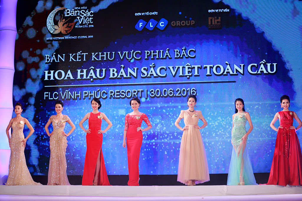 Các thí sinh trong phần thi trang phục dạ hội
