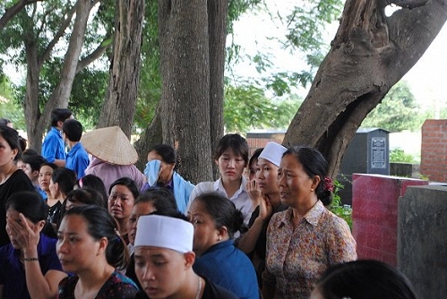 Rất nhiều người thân, anh em, hàng xóm và cả bạn bè đến tiễn đưa cô sinh viên năm nhất. Trước sự ra đi đột ngột của cô gái trẻ, mọi người không thể cầm được những giọt nước mắt.