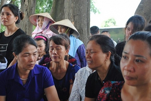 Chị Đặng Thị Huế (mẹ Ngân) quá đau đớn và chỉ biết gọi tên con trong vô vọng....