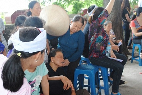 Chị Huế ngã quỵ khi những lời viếng cất lên.