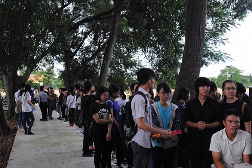 Hàng dài người đến đưa tiễn cô nữ sinh về nơi an nghỉ cuối cùng..