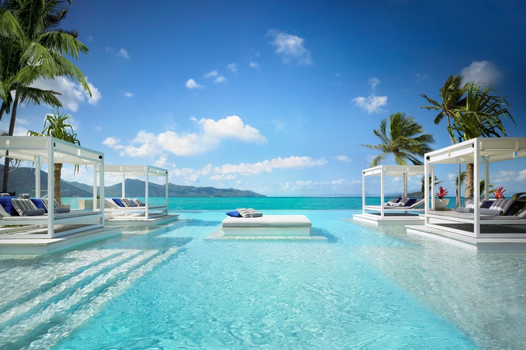One&Only Hayman Island, Australia: Bể bơi Aquazure của khu nghỉ dưỡng One&Only Hayman Island nhìn ra biển Coral cạnh rạn san hô Great Barrier, nằm trên đảo Whitsunday, Australia.