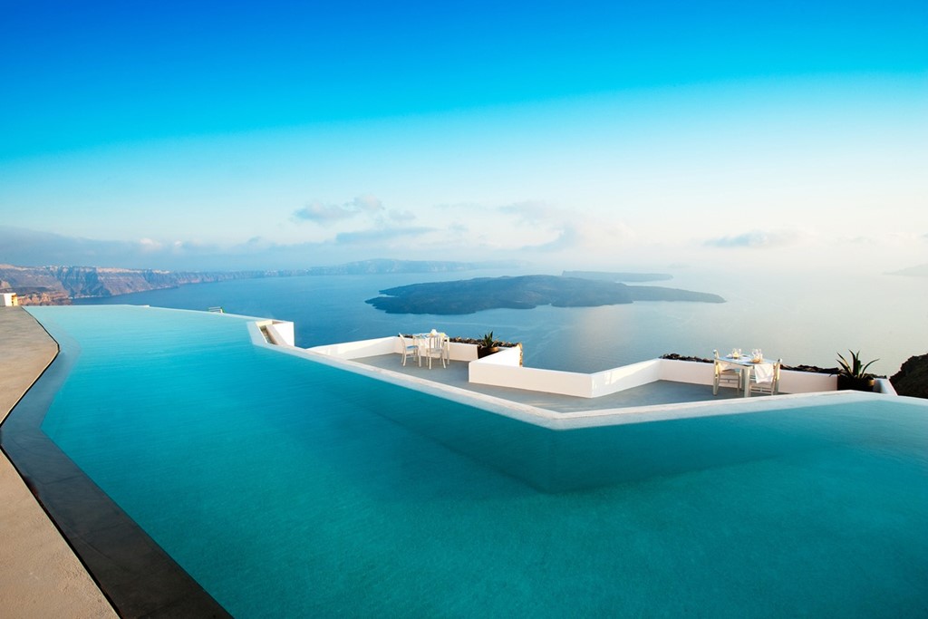 Grace Santorini, Hy Lạp: Thật tuyệt vời khi vừa được lặn ngụp trong làn nước mát lạnh, vừa được ngắm nhìn cảnh biển của đảo Santorini.