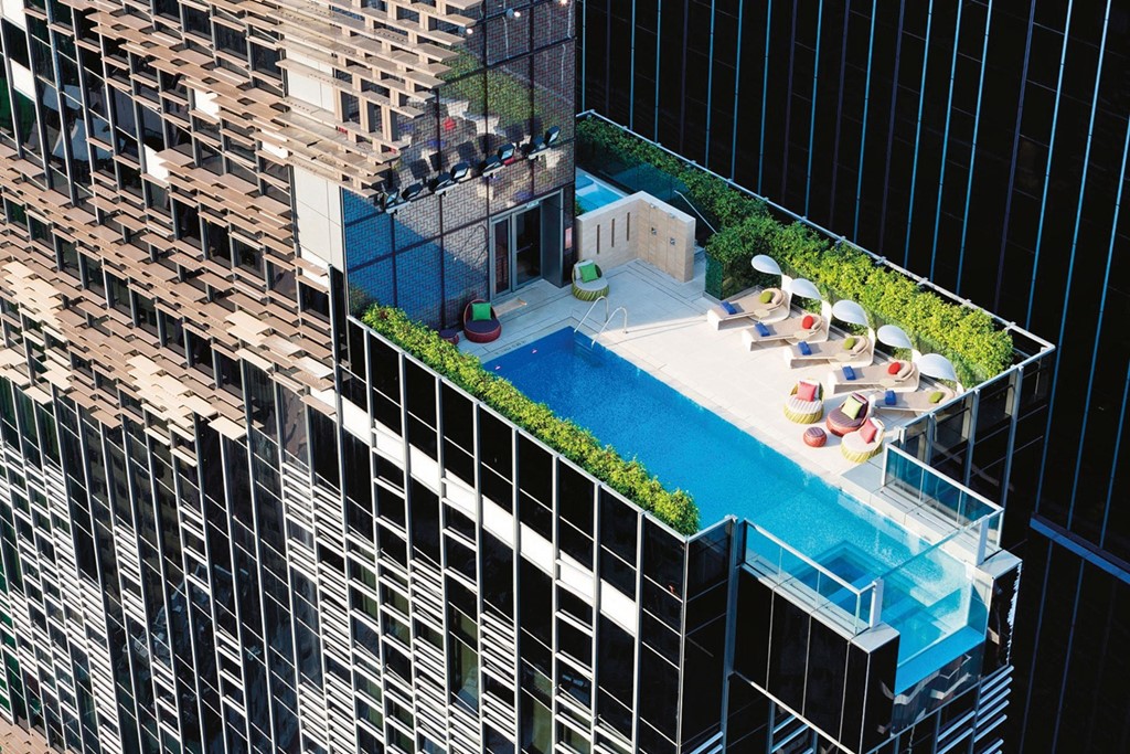 Khách sạn Indigo, Hong Kong, Trung Quốc: Nằm ở tầng 29 của khách sạn Indigo, bể bơi này giống như một ốc đảo xinh xắn giữa đô thị. Một mặt lắp kính nhô ra ngoài tạo thêm cảm giác phấn khích cho người bơi.