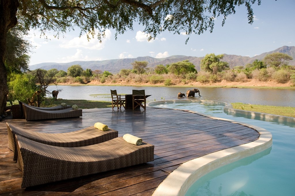 Chongwe River House, Zambia : Bể bơi ở khu nghỉ dưỡng Chongwe River House nhìn ra những dãy núi hùng vĩ và sông Chongwe, nơi các loài động vật hoang dã tới uống nước.