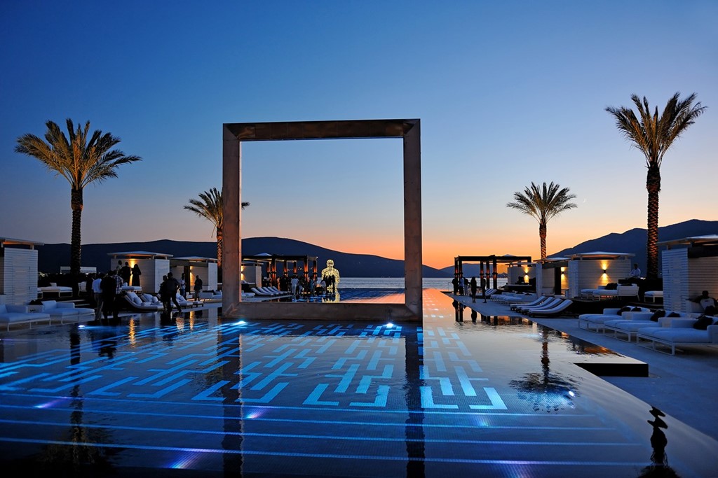 Purobeach Porto Montenegro, Montenegro: Bể bơi ấn tượng này nhìn ra vịnh Kotor, là nơi lý tưởng để tổ chức các bữa tiệc về đêm, hay đơn giản là thư giãn trong ánh hoàng hôn.