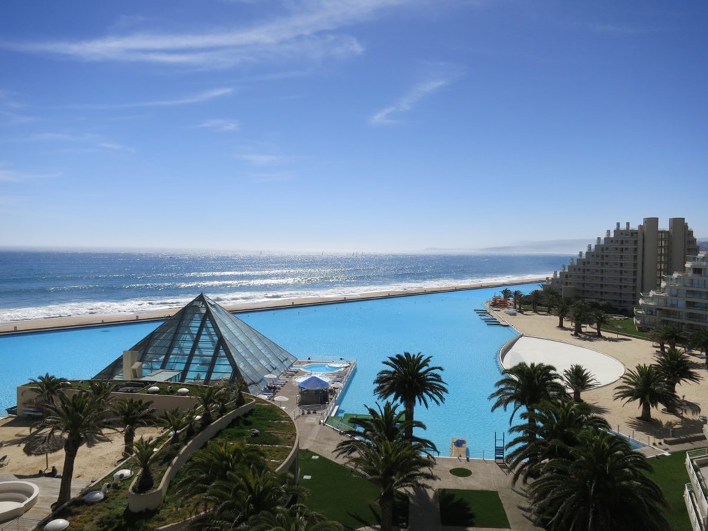 San Alfonso del Mar, Chile: Nằm trong khu nghỉ dưỡng San Alfonso del Mar, Crystal Lagoon là bể bơi lớn nhất thế giới, với diện tích 80.000 m2. Kích cỡ khổng lồ này cho phép du khách thỏa thích bơi lội, lướt ván, lặn bình khí, thậm chí là đi thuyền buồm.