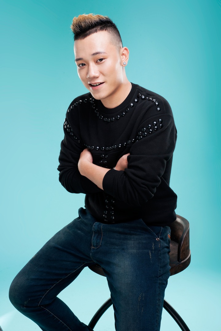 Đến từ Quy Nhơn, Nguyễn Bá Duy được xem là một phát hiện thú vị của Vietnam Idol năm nay khi anh chinh phục ban giám khảo bằng giọng hát đầy bản năng nhưng chất chứa vô vàncảm xúc. Thuyết phục được bố mẹ để theo đuổi con đường ca hát, Bá Duy đã chứng minh lựa chọn của anh là đúng khi sống hết mình với đam mê. Trưởng thành qua từng vòng thi, chàng trai này giờ đây đã “không còn giữ âm sắc của vị bún bò nữa”, mà đã chuyển thành hương vị của món beefsteak đầy hấp dẫn như nhận định của nữ ca sĩ Thu Minh. Chính vì vậy,vị trí top 12 chính là phần thưởng xứng đáng cho những nỗ lực và sự kiên trì của chàng trai này.