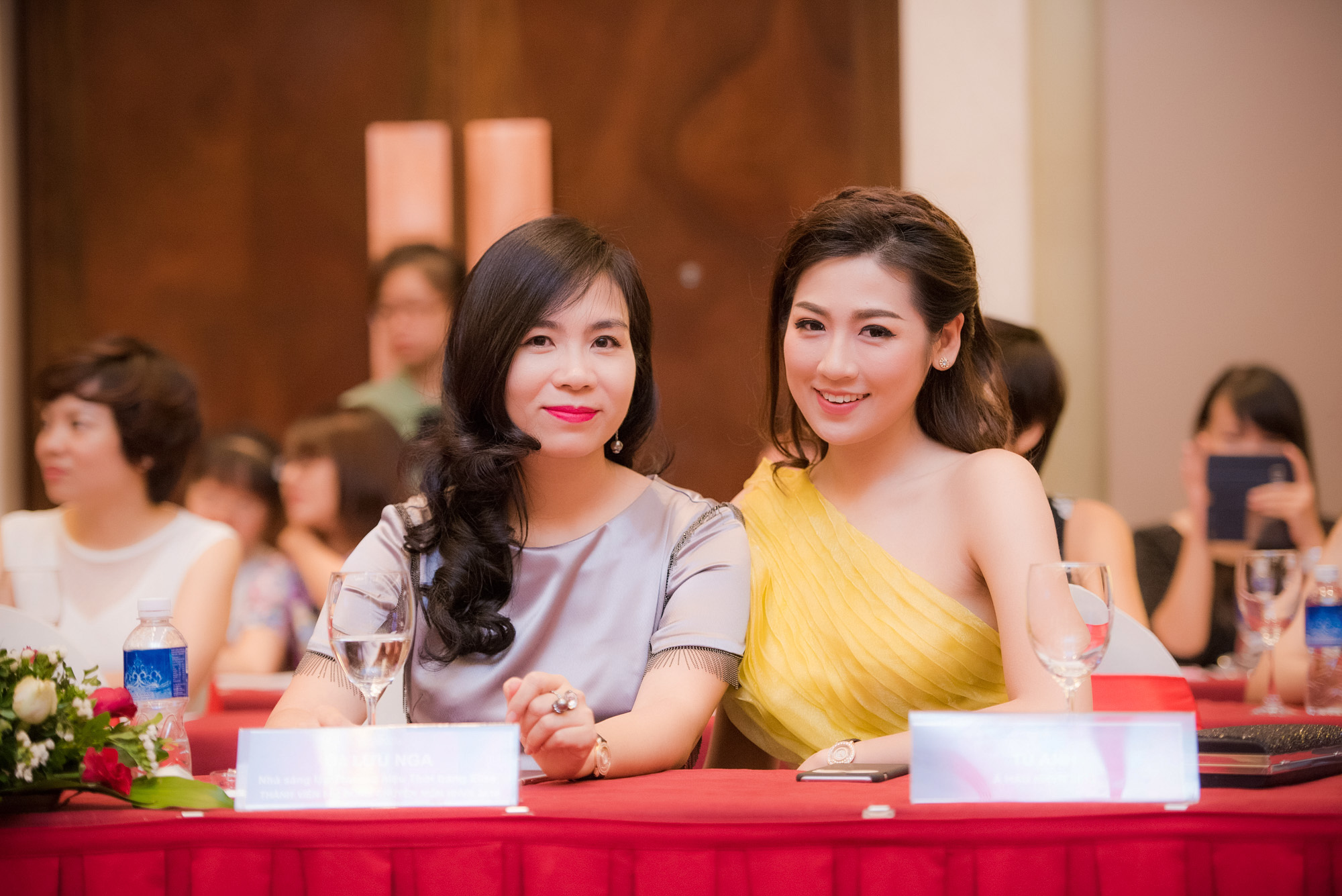 Bà Lưu Nga và Á hậu Tú Anh