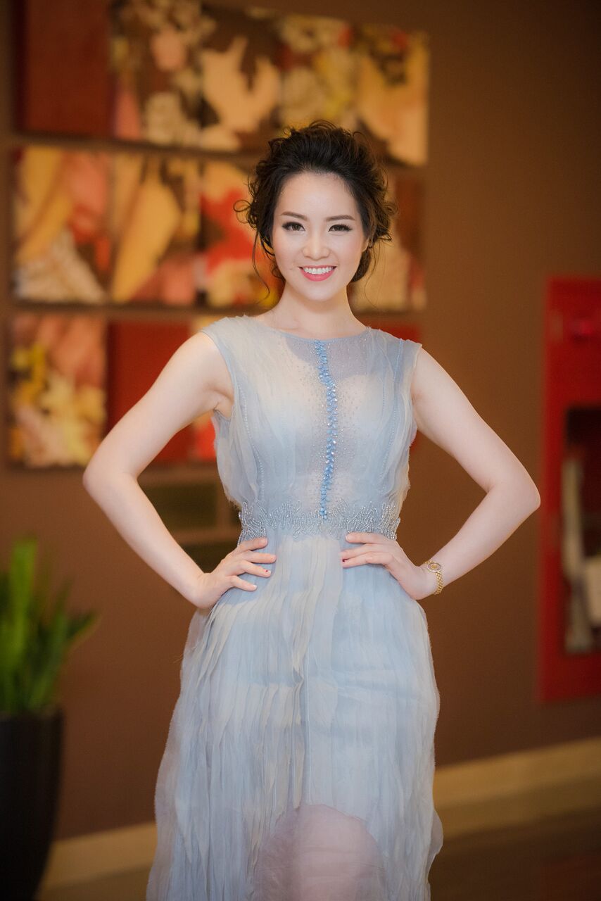Phần vải xuyên thấu được xử lý khéo léo để bộ cánh trở nên bồng bềnh, nữ tính, tôn lên vẻ mặn mà của 'gái một con', nhưng vẫn rất gợi cảm. 
