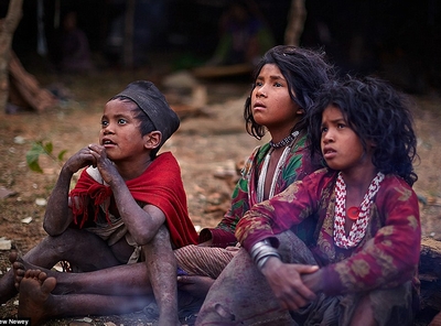 Lạ lùng bộ tộc vẫn sống như thời nguyên thủy tại Nepal