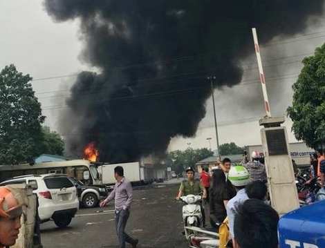 Hà Nội: Xe bồn bốc cháy ngùn ngụt cạnh cây xăng