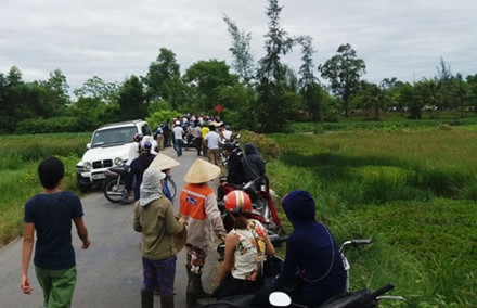 Khu vực nơi nghi phạm vứt xác phi tang thuộc một cánh đồng hoang vắng. Ảnh: Lao động