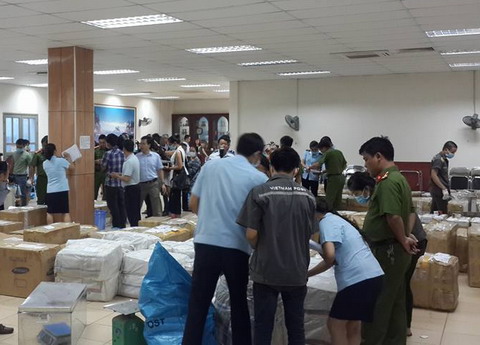 Lực lượng chức năng kiểm tra tang vật thu giữ